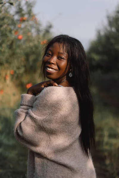 Retrato de mujer afro en Apple Orchard. Etnia africana. Estilo de vida — Foto de Stock