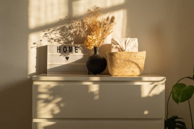 İç mekan. Çekmecede kurumuş bir vazo çiçek.. 