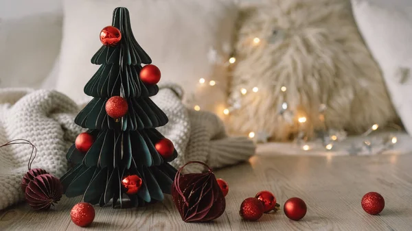 Sfondo natalizio con abete e decorazioni natalizie. Festa delle vacanze di Natale — Foto Stock
