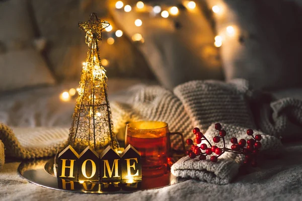 Jul bakgrund med kopp te i vardagsrummet. Vinterkoncept för ett mysigt hem — Stockfoto