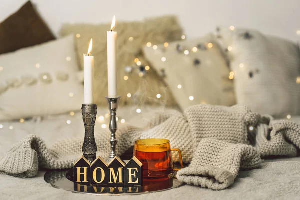 Membakar lilin dan secangkir teh di ruang tamu. Konsep musiman musim gugur-musim dingin — Stok Foto