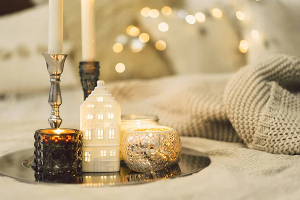 Burning candles in living room. Seasonal autumn-winter concept of a cozy home — Stock Photo, Image