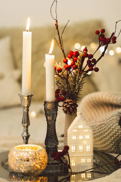Membakar lilin di ruang tamu. Musim gugur-musim dingin konsep rumah yang nyaman — Stok Foto