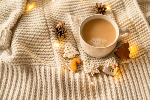 Christmas decor. Mug and Christmas cookies on a knitted sweater. Cozy rest — Stock Photo, Image