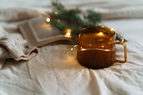 Une tasse de thé chaud avec un gerland. Confortable scène de loisirs. Détente à la maison — Photo