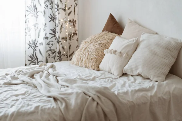 Dormitorio de estilo moderno con almohadas en la cama —  Fotos de Stock