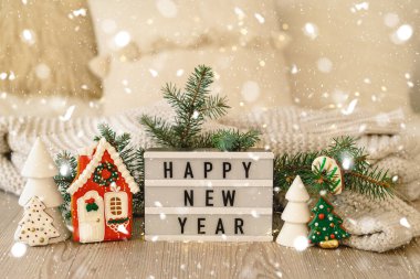 Yeni yılınız kutlu olsun. Noel arkaplanı, köknar ağacı ve Noel süslemeleri. Noel kutlaması. 