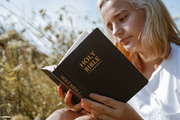 เด็กสาววัยรุ่นคริสเตียนอ่านพระคัมภีร์ในสาขา ศรัทธา จิตวิญญาณ และแนวคิดทางศาสนา — ภาพถ่ายสต็อก