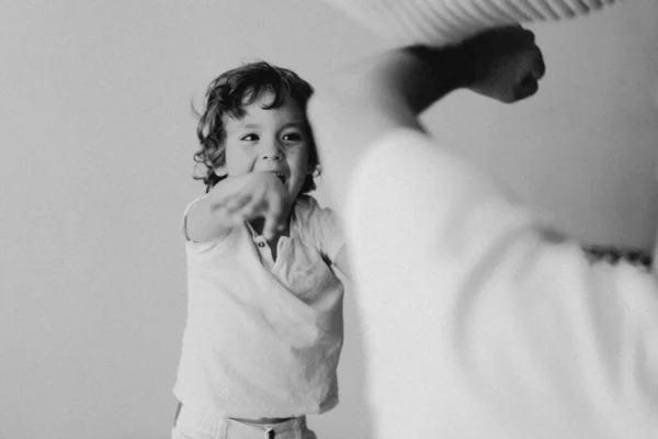 Vater und Sohn spielen und umarmen sich zu Hause. — Stockfoto