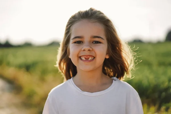 Gelukkig Kind Een Lachend Meisje Vrolijk Kind Buiten Natuur — Stockfoto