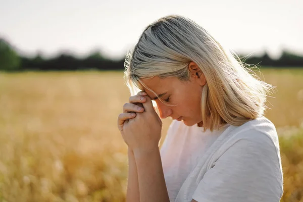 Lány Becsukta Szemét Egy Mezőn Imádkozott Kéz Hajtogatott Imát Koncepció — Stock Fotó