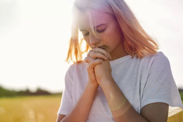 Девушка Закрыла Глаза Молясь Поле Руки Сложены Молитвенной Концепции Веры — стоковое фото