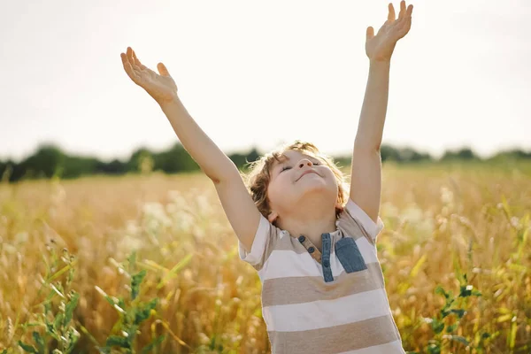 Little Boy Menutup Matanya Dan Mengangkat Tangannya Langit — Stok Foto