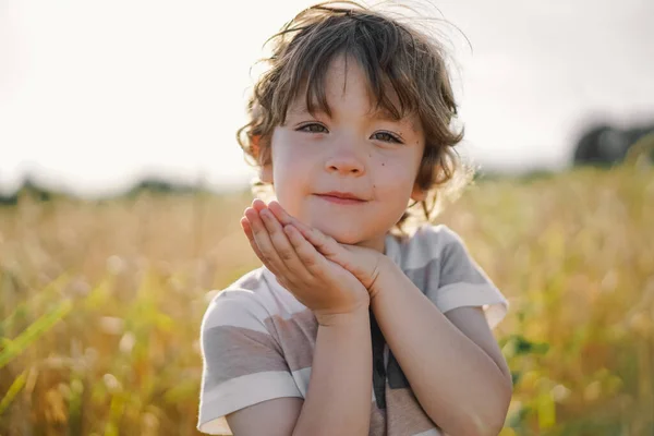 Niño Rezando Campo Trigo —  Fotos de Stock