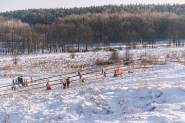 Kış tatili Birçok insan kızakla kaymaya gider. Kış tatili.