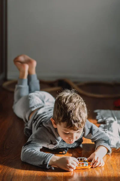 Kicsi Aranyos Fiú Játszik Játékokkal Otthon — Stock Fotó