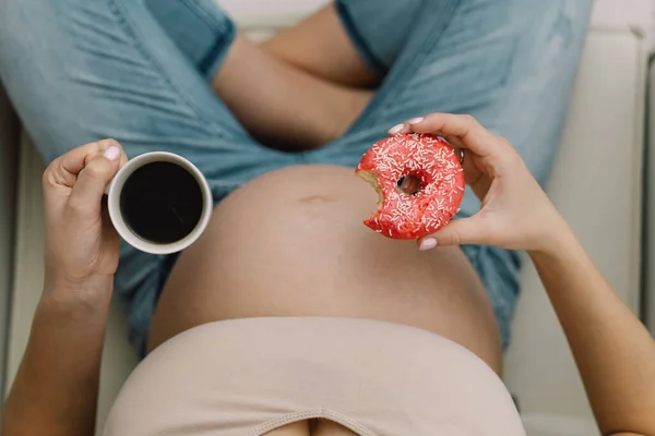 Grossesse et nutrition. Femme enceinte dégustant beignets et thé. — Photo