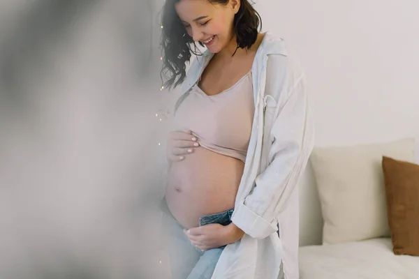 Attraktive Schwangere Steht Fenster Und Hält Ihren Bauch Die Letzten — Stockfoto