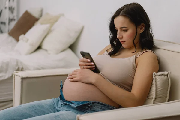 Feliz Mujer Embarazada Encantadora Usando Teléfono Móvil Una Mujer Embarazada — Foto de Stock