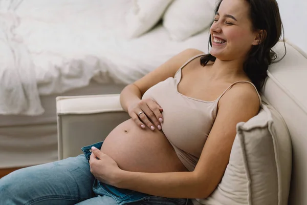 Atractiva Mujer Embarazada Está Sentada Sillón Sosteniendo Vientre Últimos Meses — Foto de Stock