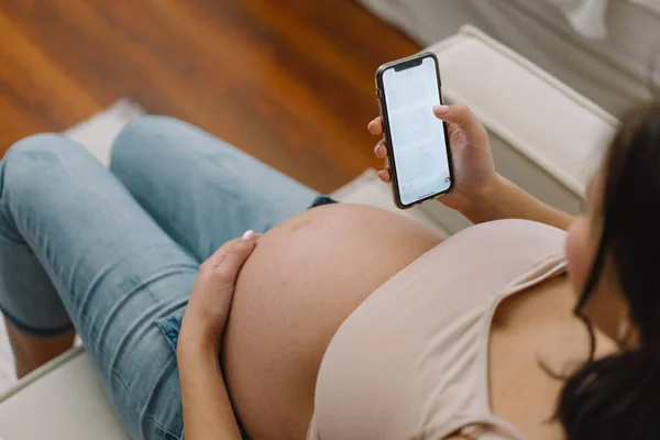 Feliz Mujer Embarazada Encantadora Usando Teléfono Móvil Una Mujer Embarazada — Foto de Stock