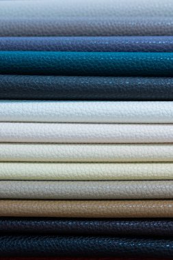 Çok renkli taklit deri kataloğu. Deri kumaş örnekleri. Sektör arkaplanı. .