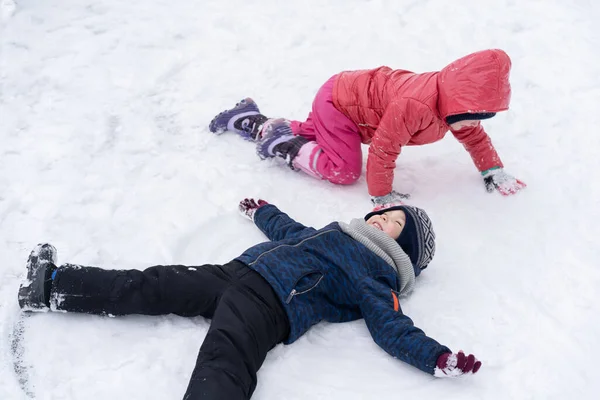 Crianças Brincando Com Neve Férias Inverno — Fotografia de Stock