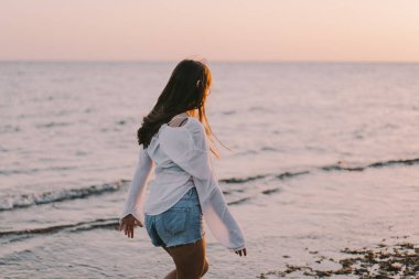 Sahilde kaygısız bir kadın. Özgürlük için. Yaşam tarzı kavramları.