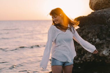 Sahilde kaygısız bir kadın. Özgürlük için. Yaşam tarzı kavramları.