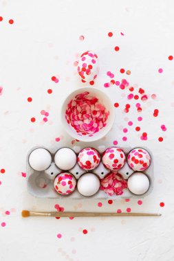 Mutlu Paskalyalar. Paskalya yumurtaları dekorasyon pembe kağıt konfeti.