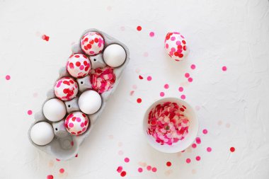 Mutlu Paskalyalar. Paskalya yumurtaları dekorasyon pembe kağıt konfeti.