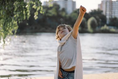 Nehir kenarındaki doğada oynayan sevimli bir çocuğun portresi..