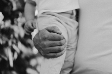 Baba ve oğlu dışarıda oynayıp sarılıyorlar. Babalar Günü kavramı. Mutlu sevgi dolu aile.