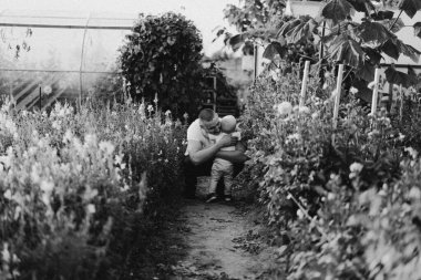Baba ve oğlu dışarıda oynayıp sarılıyorlar. Babalar Günü kavramı. Mutlu sevgi dolu aile.