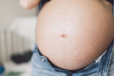 Karnında biraz gerilme var. Hamileliğin son ayları. Sağlık sigortası kavramı. Sağlıklı gıda kavramları. Evde dinleniyorum. Hamilelik Bakımı.