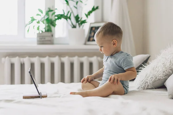 Little Boy Sentado Com Tablet Sala Rapaz Ver Desenhos Animados — Fotografia de Stock