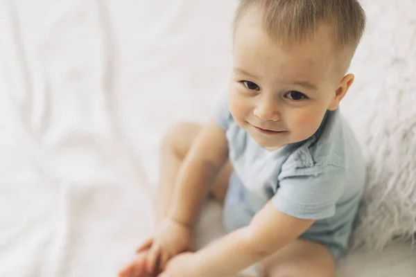 Feliz Niñito Retrato Niño Lindo Dormitorio —  Fotos de Stock