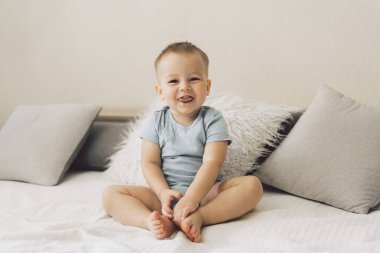 Mutlu küçük çocuk. Yatak odasındaki küçük şirin bir çocuğun portresi..