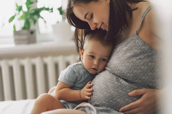 Mujer Joven Con Primer Hijo Durante Segundo Embarazo Concepto Maternidad — Foto de Stock