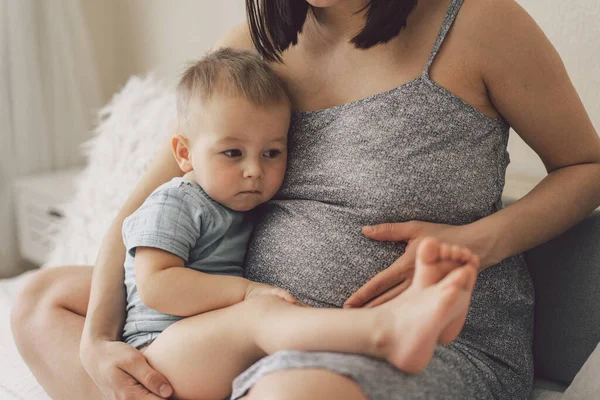 Fiatal Első Gyermekével Második Terhesség Alatt Anyaság Nevelés Kisgyerek Anya — Stock Fotó