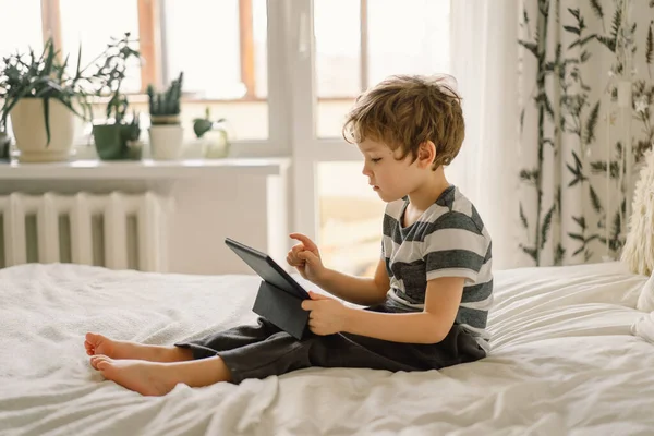 Kisfiú Egy Tablettel Szobában Fiú Játszadozik Tableten Technológiai Koncepció Gyermek — Stock Fotó