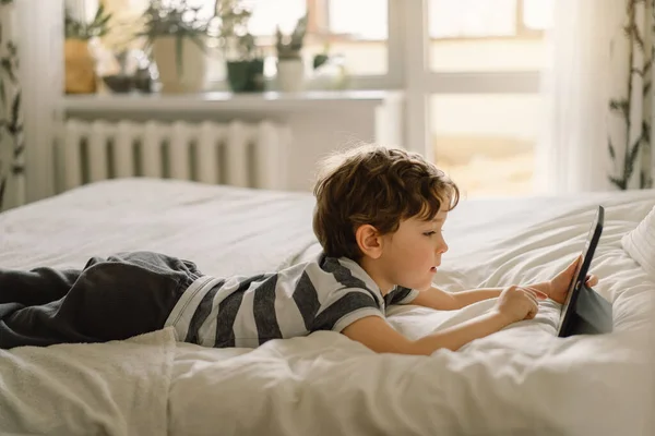 Niño Pequeño Con Una Tableta Habitación Chico Juega Tableta Concepto — Foto de Stock