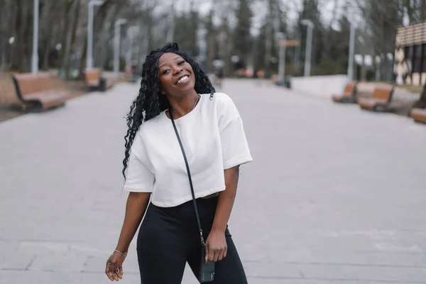 Foto Retrato Alegre Chica Piel Negra Chica Afro Caminando Parque — Foto de Stock