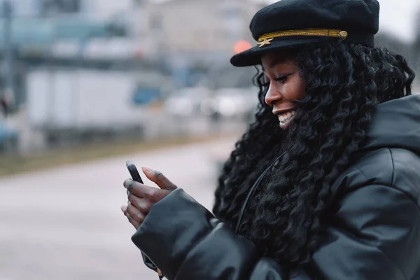 Afro Girl Usa Teléfono Aire Libre Personas Que Utilizan Tecnología — Foto de Stock