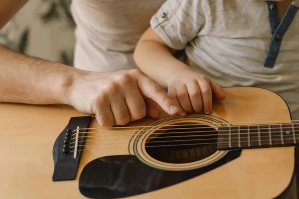 Ayah Dan Anak Belajar Cara Bermain Gitar Akustik Menghabiskan Waktu — Stok Foto