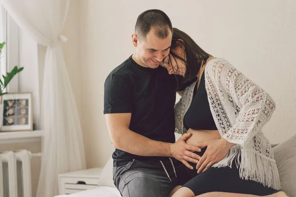 Mladý Krásný Pár Čeká Dítě Šťastný Rodinný Život Koncept — Stock fotografie