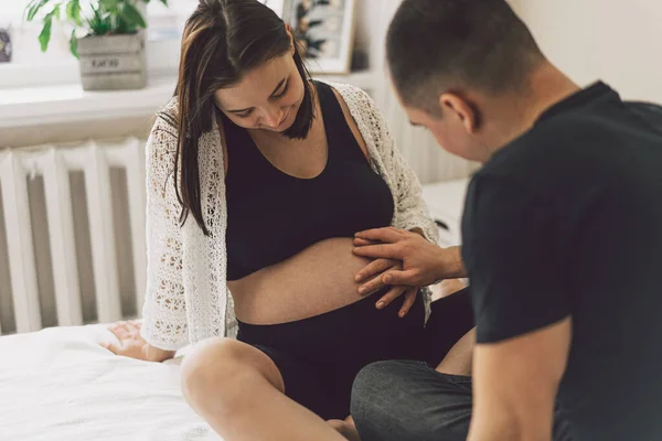 Jovem Casal Lindo Esperando Bebê Conceito Vida Familiar Feliz — Fotografia de Stock