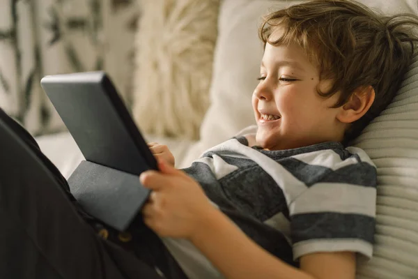 Kisfiú Egy Tablettel Szobában Fiú Játszadozik Tableten Technológiai Koncepció Gyermek — Stock Fotó