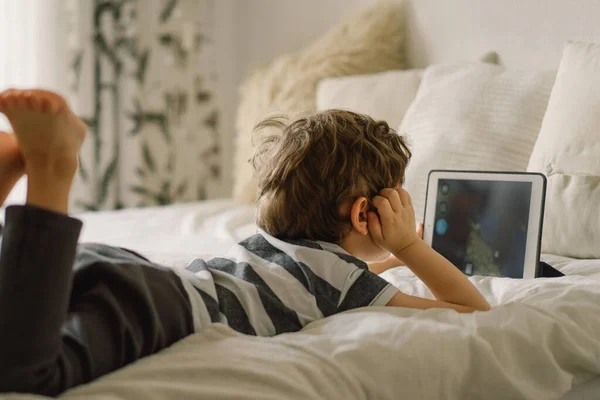 Niño Pequeño Con Una Tableta Habitación Chico Juega Tableta Concepto — Foto de Stock