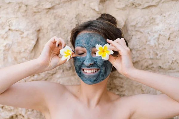 Gyönyörű Arcmaszkot Visel Wellness Gyógyító Spa Relaxációs Koncepció Kozmetikai Életmód — Stock Fotó